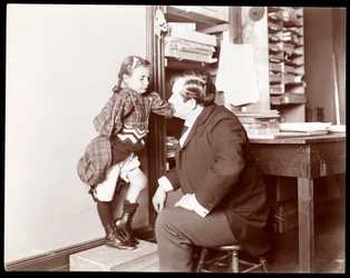 Le professeur Atkinson, un rebouteux anglais, avec une jeune patiente, 1898